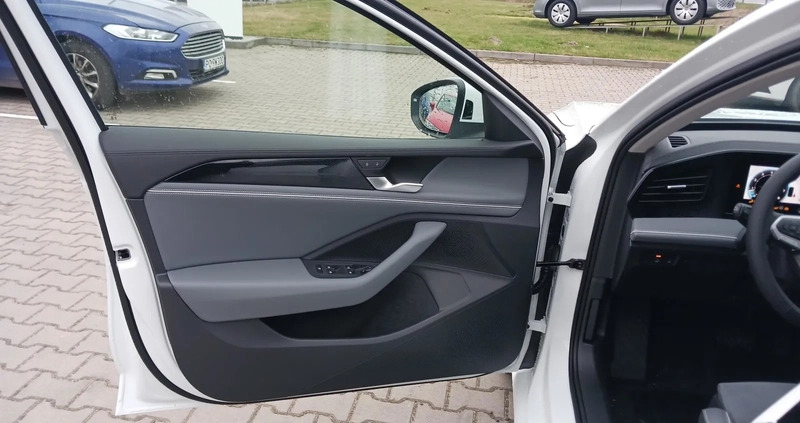 Volkswagen Passat cena 206900 przebieg: 10, rok produkcji 2024 z Ostrów Lubelski małe 529